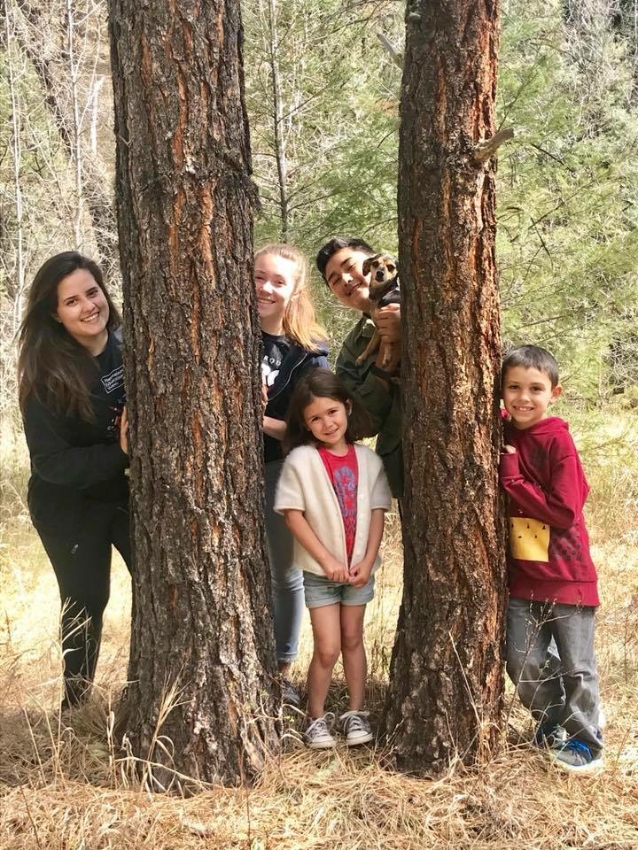 Joana com seus irmãos