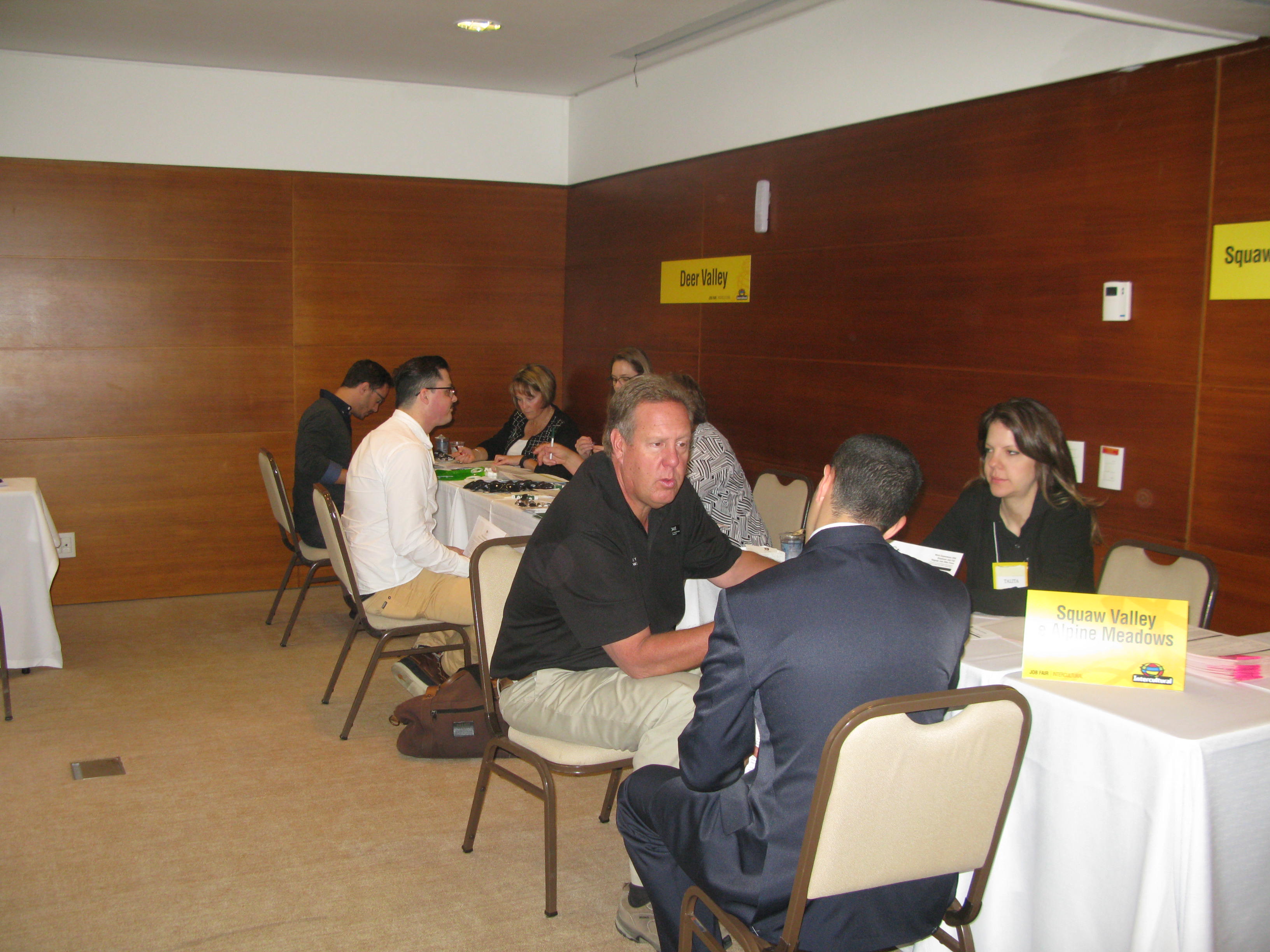 Candidato em entrevista na Job Fair