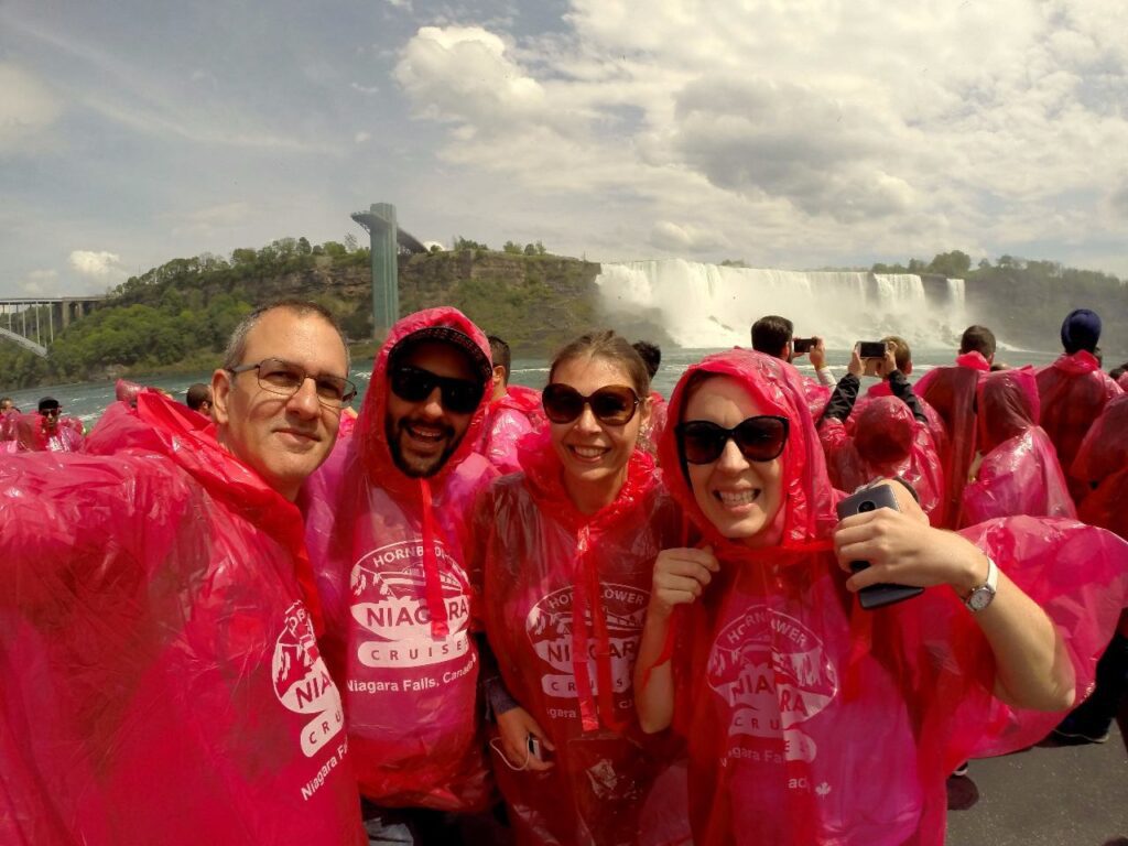 Elizabeth estudou em Toronto, no Canadá Elizabeth estudou em Toronto, no Canadá