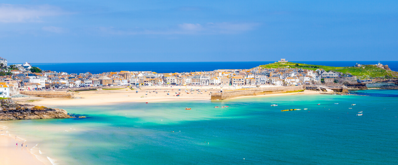 Praia St Ives, um dos pontos turísticos para quem estuda inglês na Inglaterra