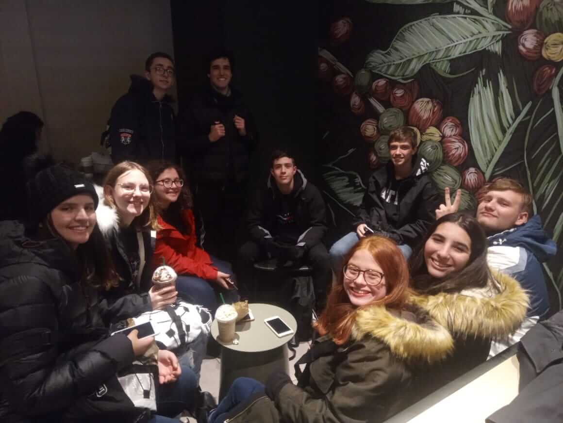 Grupo Teen Toronto comendo no Starbucks