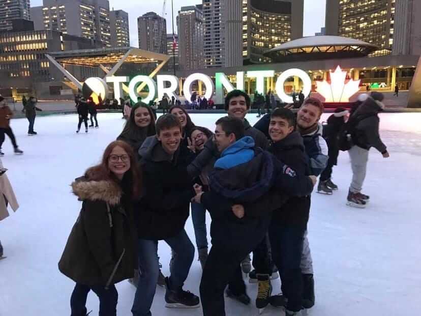 Manuela e seus amigos no Férias Teen Toronto