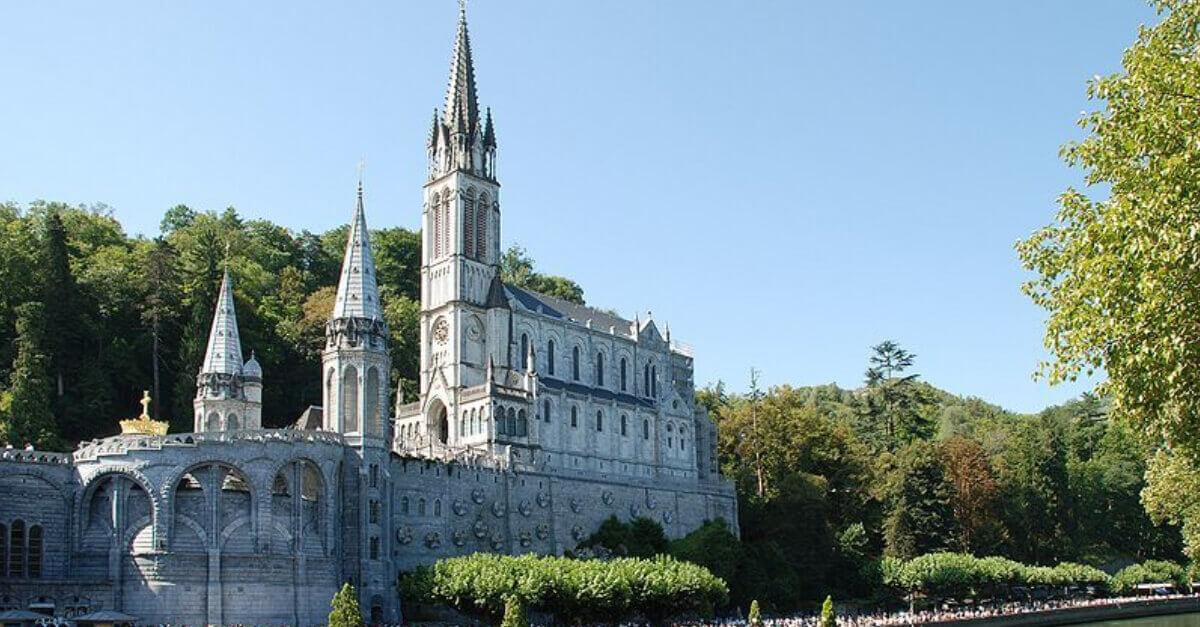 Imagem do Santuário de Lourdes, um bom destino para ser visitado na Semana Santa