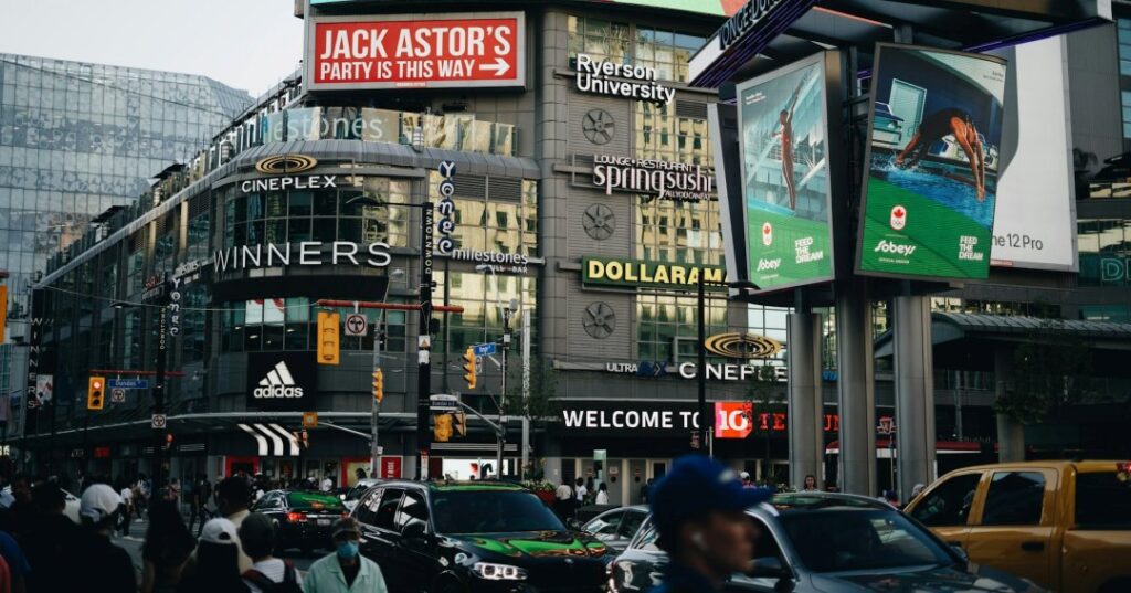 dundas square toronto