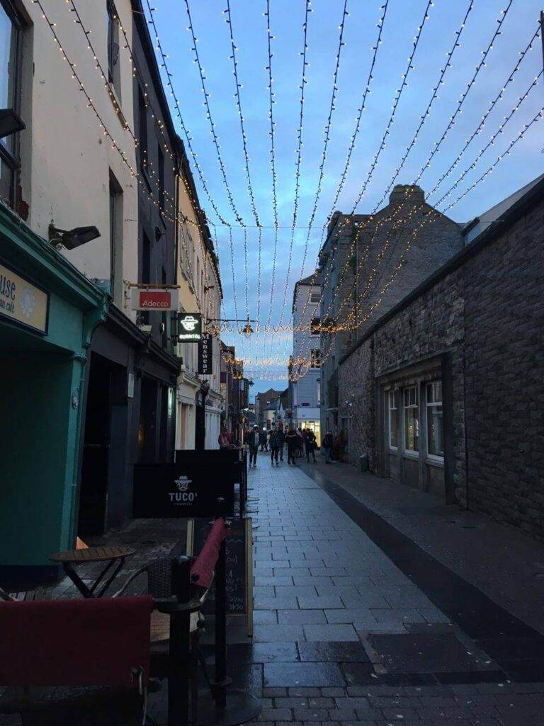 Julia estudou inglês em Galway Julia estudou inglês em Galway