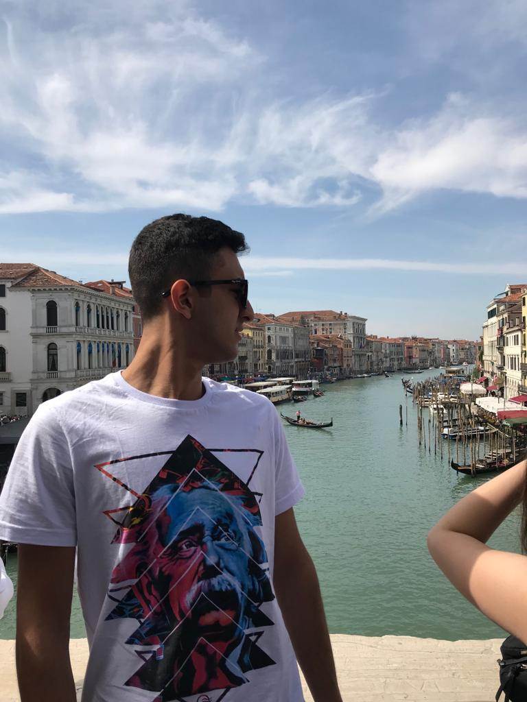 Caio estudou italiano na Itália Caio estudou italiano na Itália